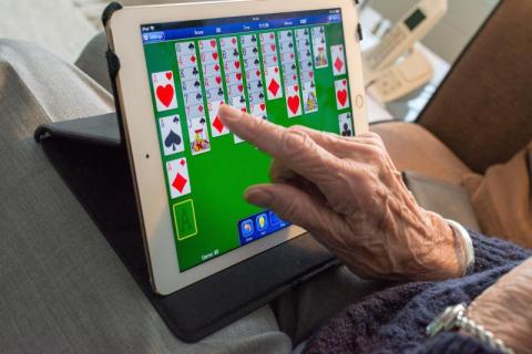 Laptopy i tablety trafią do rąk seniorów. Sami rwą się do wirtualnego świata