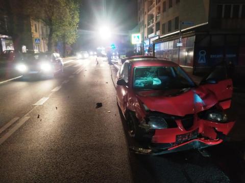 Nocny wypadek w Krynicy-Zdroju. Roztrzaskane dwa samochody i latarnia