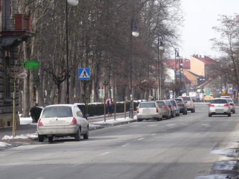 Ulica Długosza, choć jest zakaz parkują