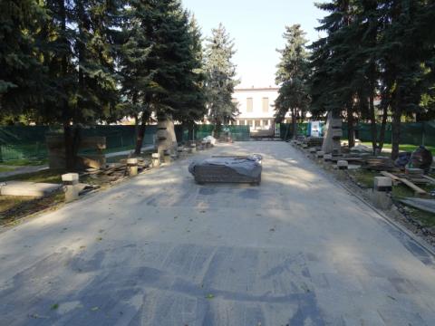 Stary cmentarz. Kończą się prace przy remoncie głównej alei