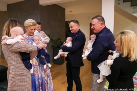 Prezydent Duda wraz z małżonką odwiedził sześcioraczki z Tylmanowej [ZDJĘCIA]