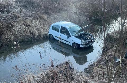 Dramatyczny wypadek w Librantowej. Samochód dachował i wpadł do rzeki