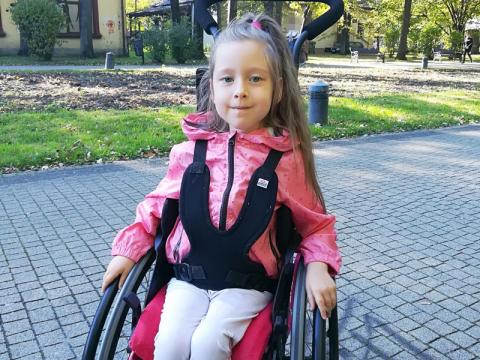 7-letnia Emilka choruje na rdzeniowy zanik mięśni. Potrzebuje wsparcia