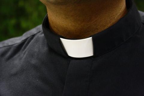 Kapłan wykorzystywał seksualnie 22 ministrantów. Akt oskarżenia trafił do sądu 