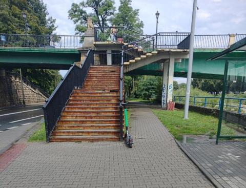   „Zejście wstydu” z mostu przy ul. Lwowskiej na Bulwar Narwiku nadal będzie straszyć [ZDJĘCIA]