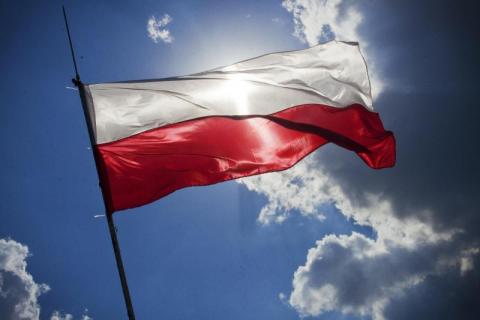 Wywieś biało-czerwoną flagę.  2 maja - Dzień Flagi Rzeczypospolitej Polskiej