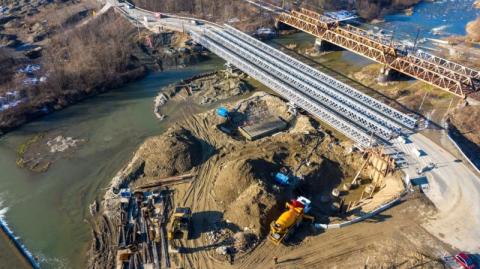 Są wylewane fundamenty nowego mostu na Kamienicy. W jej korycie wielki plac budowy [ZDJĘCIA]