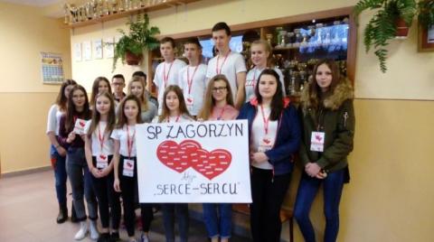 Serce-Sercu: Uczniowie z Zagorzyna zbierali produkty. Przygrywała im kapela „Pogwizdani”