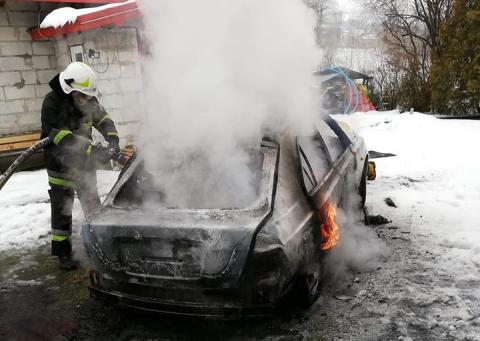 Grybów: pożar samochodu osobowego. Straż najechała na zdarzenie przypadkiem