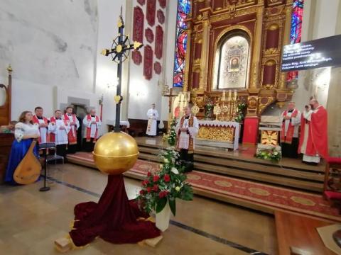 Nowy Sącz: biskup tarnowski Andrzej Jeż poświęcił odnowiony krzyż z bazyliki