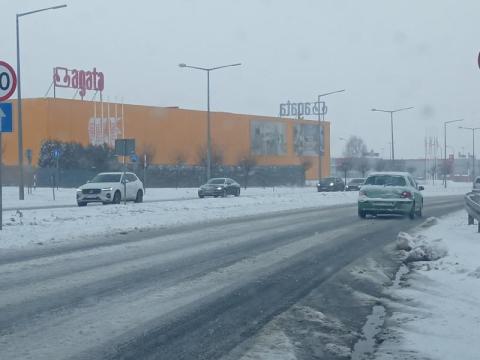 To zimowy armagedon! Cały region pokryty śniegiem, trudne warunki na drogach [ZDJĘCIA]