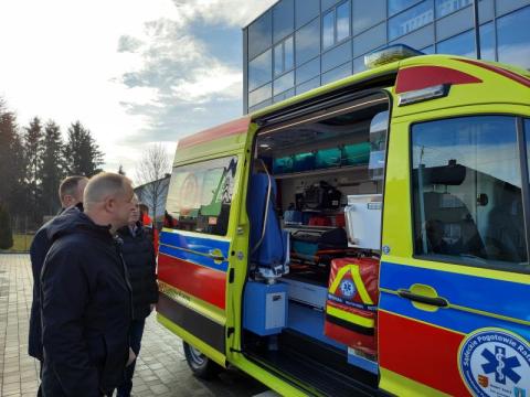 Nowy ambulans za ponad pół miliona złotych dotarł na Sądecczyznę