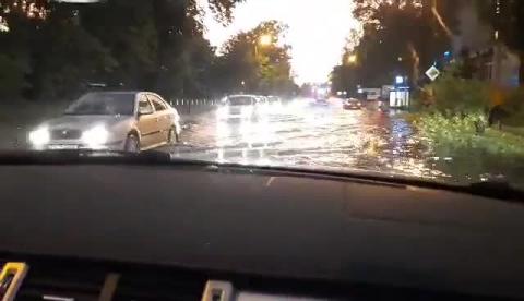 Burza w Krakowie. Dziewczyna z Nowego Sącza pływała autem po ulicy