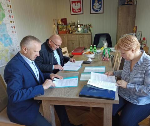 Trzy szkoły w gminie Łącko doczekają się modernizacji. Umowy są już podpisane
