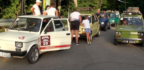 Sto Fiatów 126p „maluchów” kultowych samochodów PRL przejechało Doliną Popradu 
