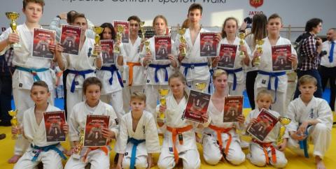 Młodzi mistrzowie karate z Nowego Sącza przywieźli medale z Jasła