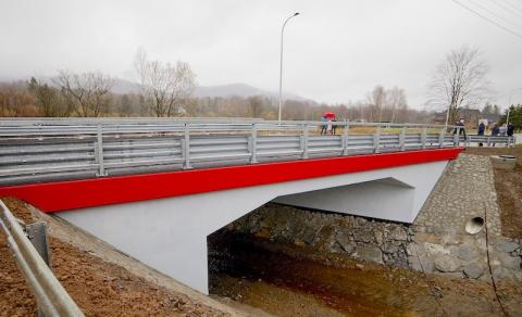 Wysowa: mieszkańcy i turyści  korzystają już z  nowego mostu na potoku Ropa