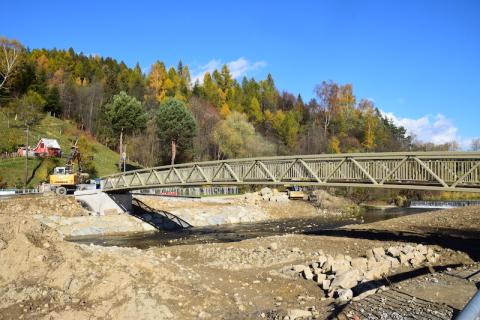 Zamontowano konstrukcję stalową mostu na potoku Muszynka. Pierwsi rowerzyści przejadą nim na wiosną