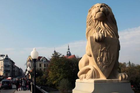 Tajemnica mostu nad Kamienicą: dokąd prowadzi przejście strzeżone przez lwy? [FILM]