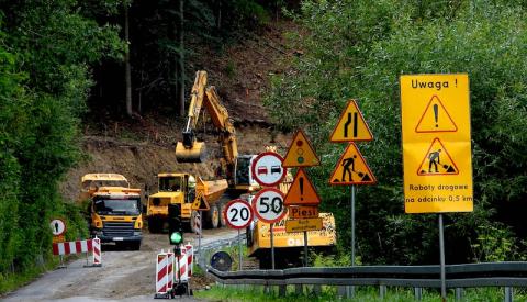 Muszyna: ruszyły prace stabilizujące osuwisko na ulicy Leśnej, prowadzącej w kierunku granicy ze Słowacją