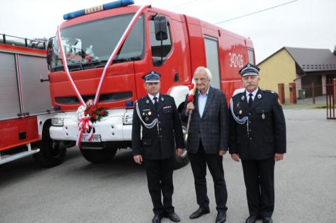 OSP Niskowa dostała wóz pożarniczy, a profesor Terlecki - ciupagę