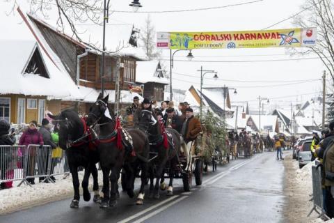 Paradny przejazd rozpoczynający 48. Góralski Karnawał w Bukowinie Tatrzańskiej