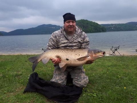 Jezioro Rożnowskie też ma swojego potwora! Widzieliście już takiego amura?