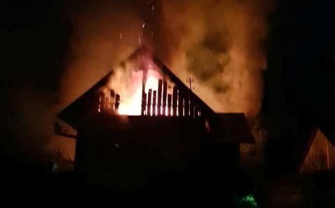 W środku nocy w Kokuszce płonął dom. Strażacy prawie trzy godziny gasili pożar