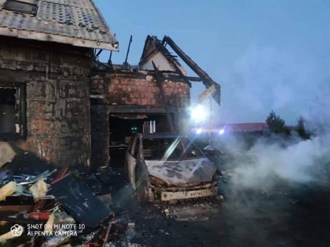 Wielki pożar w Siołkowej. Spłonęły trzy samochody i część domu [ZDJĘCIA]
