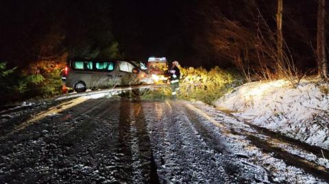 Wietrzna noc. Strażacy usuwali drzewa, kierowcy walczyli ze śniegiem [ZDJĘCIA] 