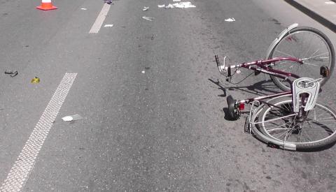 Dramat na krajówce. 15-letni rowerzysta w szpitalu po zderzeniu z osobówką