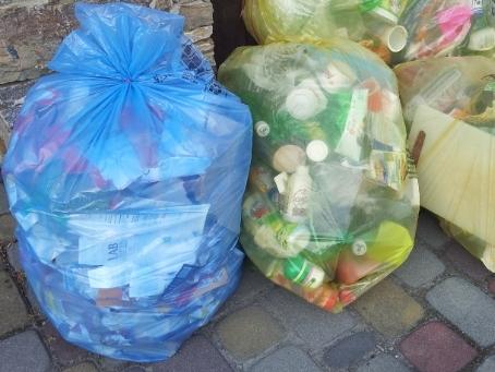 Mieszkańcy Gródka narzekają na cienkie worki i śmieci przy przystankach
