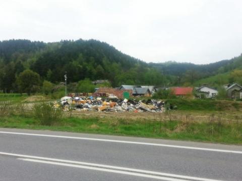 śmieci w romskiej osadzie w Maszkowicach