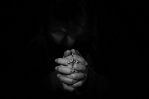 modląca się kobieta