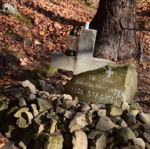 Krynica: na symbolicznym grobie partyzanta Leona Stasickiego płoną znicze
