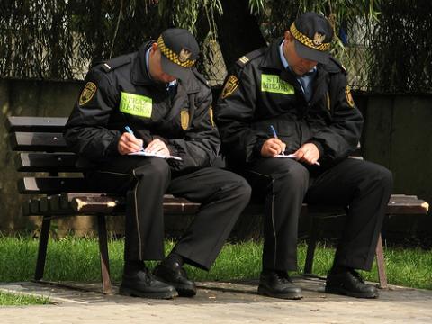 Nowy Sącz: Czy strażnicy miejscy znają języki obce? Komendant ręczy, że z każdym się dogadają