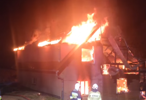 Nocny pożar domu w Szczawie. Strażacy przez kilka godzin walczyli z ogniem