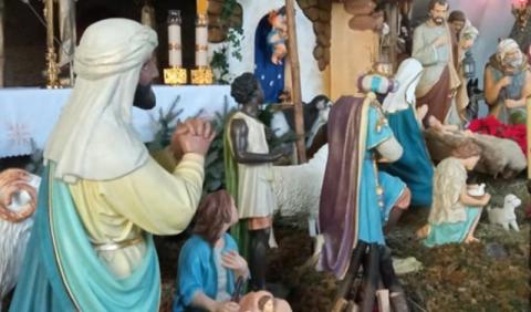 Zbezcześcili  bożonarodzeniową szopkę. Jezusa posadzili na huśtawce w parku 