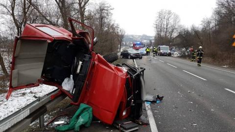 Tragiczny wypadek na drodze krajowej w Witowicach. Kierowca zakleszczony w aucie