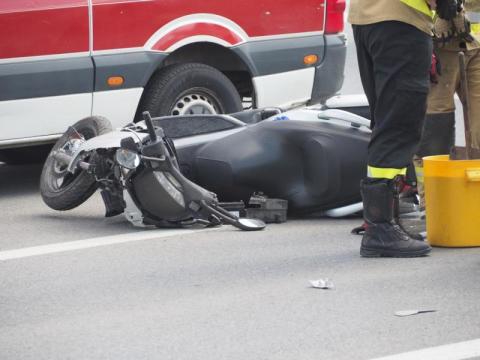 Wypadek w Męcinie. Motocyklista i pasażerka zabrani do szpitala