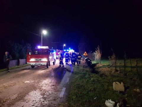 Groźny wypadek w Niecwi. Silnik wypadł z samochodu [FILM, ZDJĘCIA]