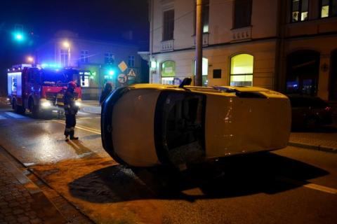 Wypadek na ul. Zygmuntowskiej. Auto przewożące pieniądze zatrzymało się na boku