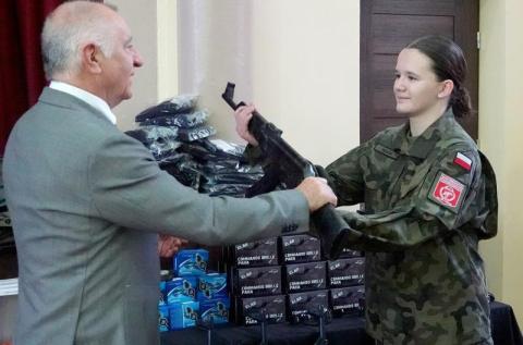 Uczniowie Zespołu Szkół w Marcinkowicach dostali mundury i sprzęt wojskowy