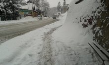 W Krynicy Zdroju i Piwnicznej Zdroju pełno śniegu na chodnikach