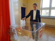 Głosuje poseł Andrzej Czerwiński w SP nr 11 w Nowym Sączu, fot. Iga Michalec