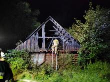 W centrum wioski płonął dom. Z ogniem walczyło kilkudziesięciu strażaków