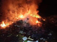 Znów pożar w pobliżu osady romskiej w Maszkowicach. Płonęły śmieci, sprzęt AGD, materiały budowlane