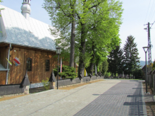 Okolica zabytkowego kościoła w Rożnowie po remoncie zachwyca turystów