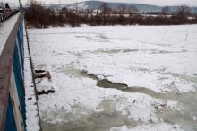 Dunajec zatrzymał się skuty lodem. Będzie z tego powódź? [ZDJĘCIA]