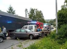 W Librantowej zderzyły się osobówki i ciężarówka. Powodem kraksy plama oleju